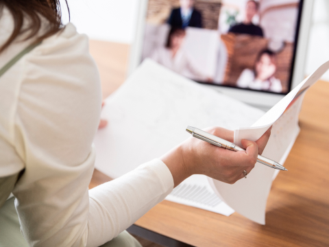 女性がオンライン勉強会で勉強している写真