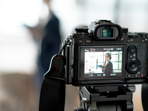 カメラで人を撮っている写真