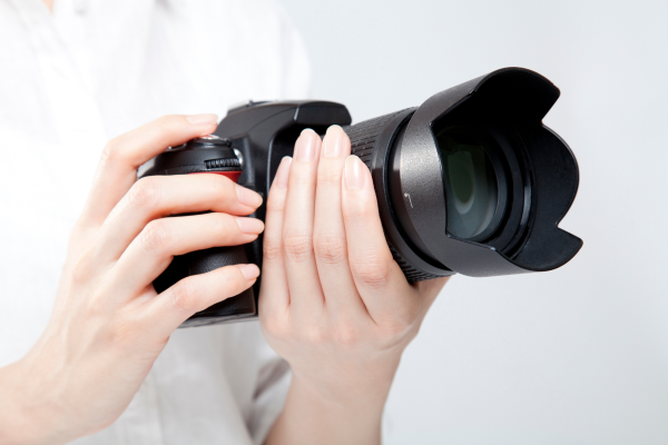 手でカメラ持っている写真